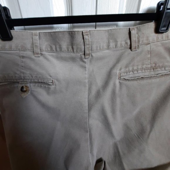 Men's L.L. Bean Pleated Tropic Weight Khaki Tan Chino Pants Size 33W / 32L - Picture 5 of 7